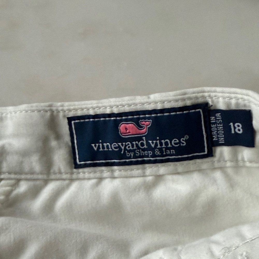 Vineyard Vines light khacki shorts